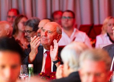 Präsident Schrittwieser bedankt sich bei zahlreichen Ehrengästen