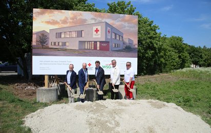 v.l.n.r.: Dir. Mag. Erich Haneschläger, Landesgeschäftsleiter OÖ. Rotes Kreuz, Mag. Manfred Hageneder, Bezirksstellenleiter, Rotes Kreuz Linz-Land, Dipl.Päd. Gottfried Hirz, Präsident OÖ Rotes Kreuz,  Dir. Mag. Thomas Märzinger, Landesgeschäftsleiter-Stv. OÖ. Rotes Kreuz, Wolfgang Eisner Bezirksrettungskommandant Stv. und Dienstführender Traun