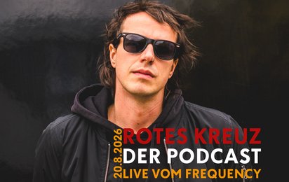 Marco Pogo vor schwarzer Wand mit Schrift Podcast live vom Frequency am 20.8.2026