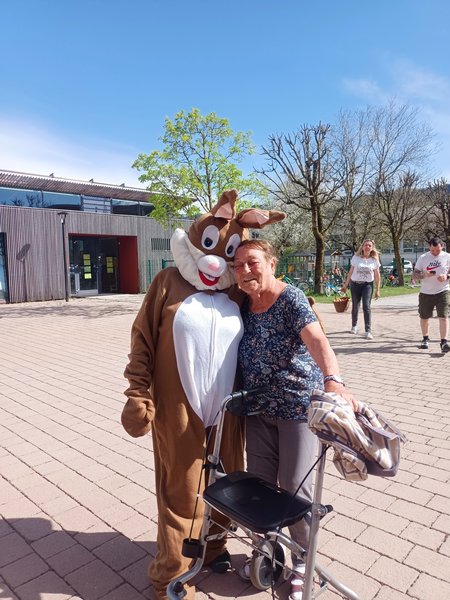 Der Osterhase mit einer Bewohnerin