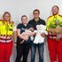 Baby Alessio mit seinen Eltern und Rettungssanitäterinnen des Roten Kreuzes.