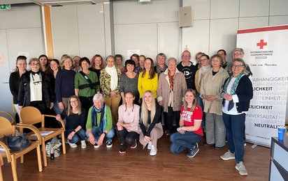 Gruppenfoto der Teilnehmerinnen, Vortragenden und Organisatorin der Lesepatinnen-Ausbildung des Jugendrotkreuzes Salzburg.
