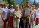 Zwei Reiteteilnehmer mit den Betreuern