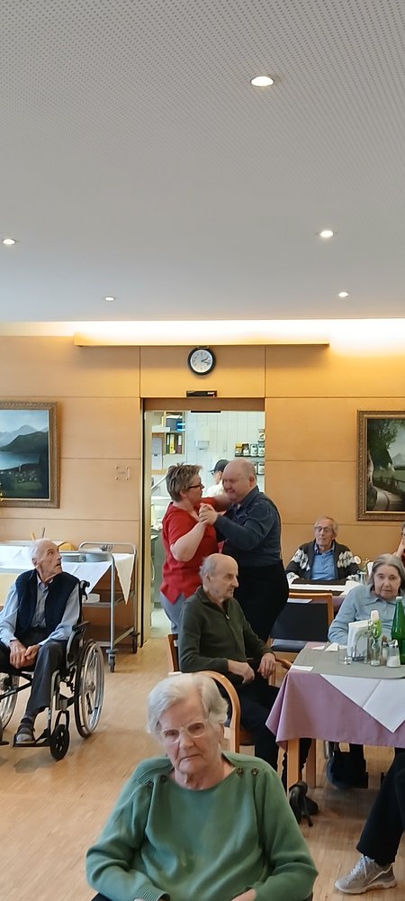 Auch Musikalisch bietet das Seniorenwohnhaus einiges. Live Musik am Geburtstagsfest. 