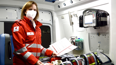 Bettina Haslinger bei der Funktionskontrolle des medizinischen Equipments vor dem Dienst am Rettungsauto.