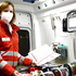 Bettina Haslinger bei der Funktionskontrolle des medizinischen Equipments vor dem Dienst am Rettungsauto.