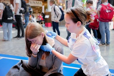 Schülerin versucht Nasenbluten zu stoppen