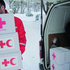 Montenegro. Februar 2012. Ein Rotkreuzhelfer lädt Hilfsgüter aus einem Transporter. Im Hintergrund tiefer Schnee