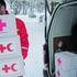 Montenegro. Februar 2012. Ein Rotkreuzhelfer lädt Hilfsgüter aus einem Transporter. Im Hintergrund tiefer Schnee