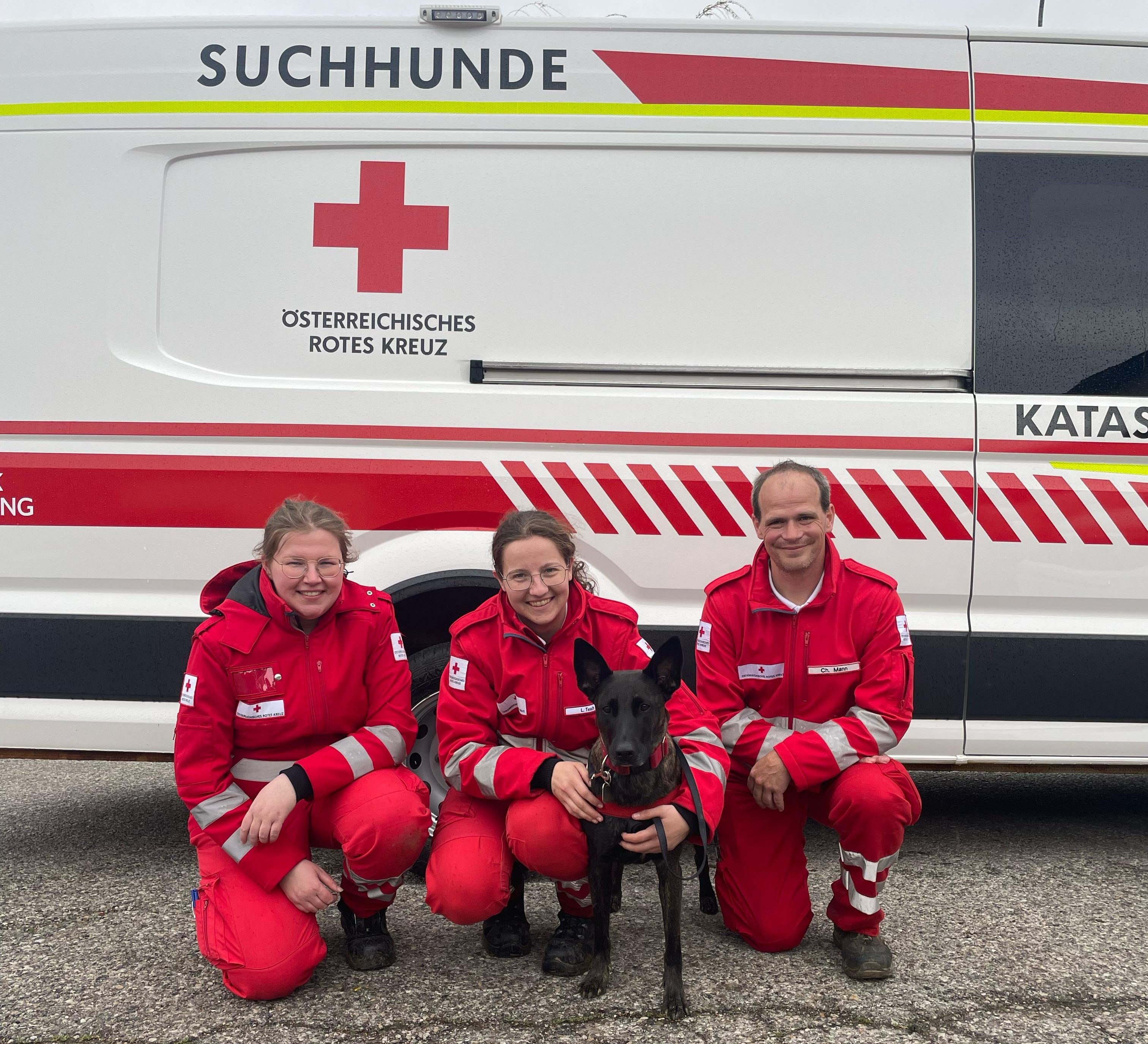 © RK NÖ Ein Gruppenfoto des Suchhunds mit seinen Besitzern.