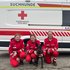 Ein Gruppenfoto des Suchhunds mit seinen Besitzern.