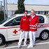 Sonja und Barbara stehen in Uniform vor einem ihrer Dienstautos
