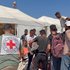 Ein Verletzter wird ins Feldspital gebracht.