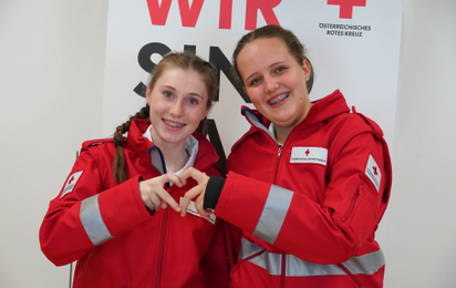Zwei junge Mitglieder der Rotkreuz-Jugend