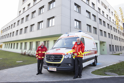 © www.vogl-perspektivew.at Dienststelle Schwarzach mit RTW und Präsident & Abteilungskommandant
