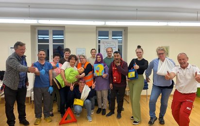 Ein Gruppenfoto von Teilnehmern eines Erste Hilfe Kurses des Roten Kreuzes Waidhofen/Thaya mit dem Kursleiter.