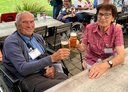 Zwei Reiseteilnehmer:innen stoßen an.