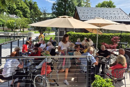 Bewohner:innen genießen Kaffee und Strudel beim Seewirt am Mattsee.