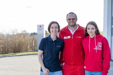 Familie Mayer vor der Dienststelle