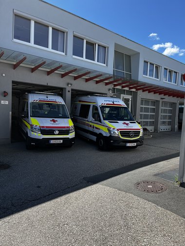 Dienststelle Eugendorf-Seekirchen mit zwei Rettungswagen
