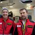 Thomas Ferner und Stefan Herbst vor der geöffneten Tür einen Rettungswagens im Rahmen der Ski-Weltmeisterschaft 2025 in Saalbach.