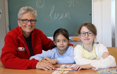 Lesecoachin Silvia mit zwei ihrer Schülerinnen.