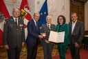 Im Bild: Rotkreuz-Präsident Dr. Werner Aufmesser, Landeshauptmann Wilfried Haslauer, Olivia Schöndorfer aus Thalgau (Flachgau), Landesrätin Daniela Gutschi, Landesrat Christian Pewny.