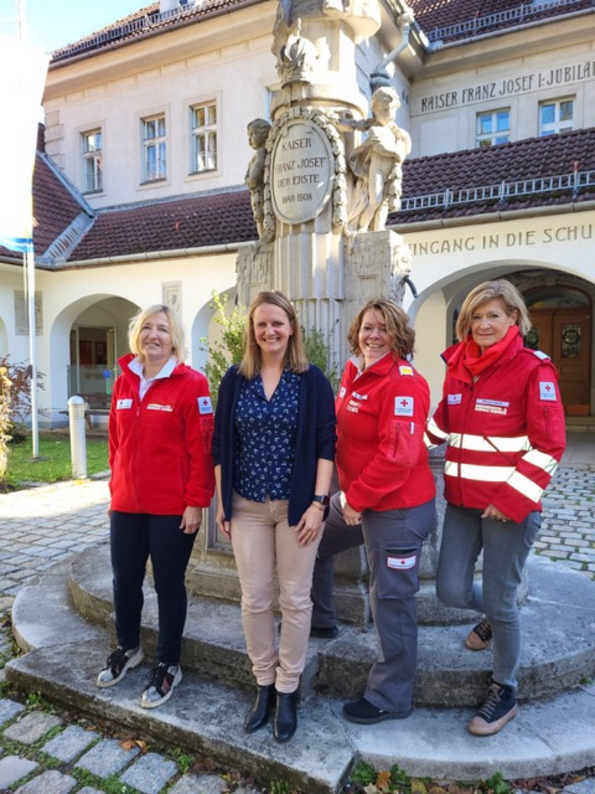 LesepatInnen in Mauerbach vor der Volksschule