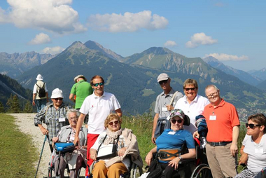 Reisegruppe Betreutes Reisen - © OÖRK Reisegruppe vor einer Bergkulisse