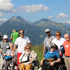 Reisegruppe vor einer Bergkulisse