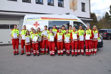 Die neuen Lungauer Rettungssanitäter:innen nach erfolgreich bestandener Prüfung.