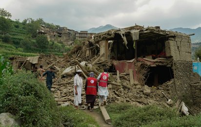 © IFRC Trümmer, Mitarbeiter des Afghanischen Roten Halbmonds
