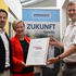 Vorstandsdirektor der Sparkasse Eferding-Peuerbach-Waizenkirchen Herr Mag. Gerald Schneeberger und Vorstandsvorsitzende Frau Mag. Michaela Schwinghammer-Hausleithner bei der Übergabe der Partnerschaftsurkunde durch Rotkreuz-Bezirksgeschäftsleiter Philipp Wiatschka.
