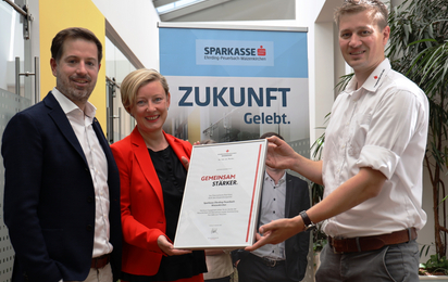 © Foto: wip Vorstandsdirektor der Sparkasse Eferding-Peuerbach-Waizenkirchen Herr Mag. Gerald Schneeberger und Vorstandsvorsitzende Frau Mag. Michaela Schwinghammer-Hausleithner bei der Übergabe der Partnerschaftsurkunde durch Rotkreuz-Bezirksgeschäftsleiter Philipp Wiatschka.