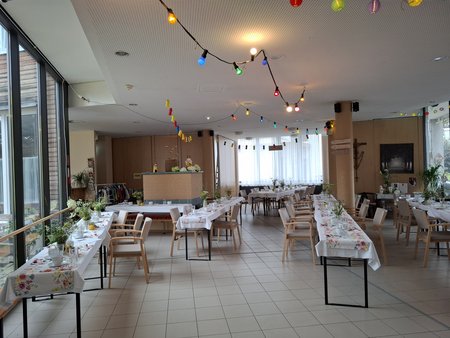 Der für das Sommerfest dekorierte Speisesaal des Jakobushauses