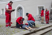 Station am Europaplatz bei Liebburg. Die Bewerter vl : David Krautgasser und Markus Glahn mit Rotkreuz-Jugendlichen