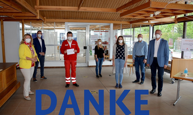 Die Stadtgemeinde Waidhofen/Thaya und das Rote Kreuz organisierten gemeinsam die Corona-Teststraße. Anlässlich des 30.000sten Tests entstand ein Gruppenfoto mit 7 Personen in der ehemaligen Teststraße.