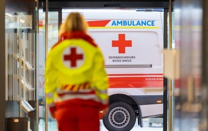 Sanitäterin verlässt Gebäude