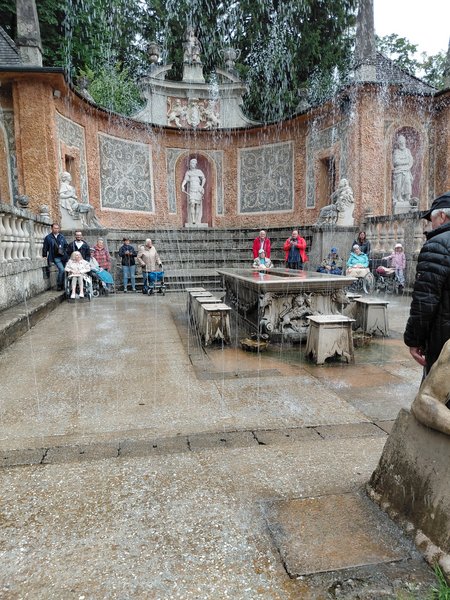 Bewohner:innen und Mitarbeiter:innen vom Seniorenwohnhaus Hallwang bei den Wasserspielen in Hellbrunn