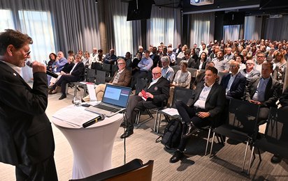 Rund 200 Gäste beschäftigten sich bei „HENRI. Der Dialog.“ mit der Frage, wie viel Vertrauen Künstliche Intelligenz verdient.