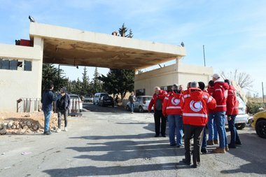 Eine Gruppe Mitarbeiter:innen des Syrisch-Arabischen Roten Halbmonds vor Sednaya