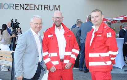 Foto © SHV Braunau: Von links: Direktor der Landesmusikschule Altheim Franz Hartl, Ortsstellenleiter Martin Steinerberger und RD-Dienstführender Martin Rachbauer.