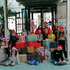 Schüler:innen der VS Großlobming mit ihren Geschenken, Direktorin Tanja Kisch und Michael und Pamela Wutz vom Roten Kreuz Knittelfeld.