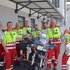 Mitarbeiter:innen vom Roten Kreuz Lungau stehen gemeinsam vor dem neuen Einsatz-Motorrad