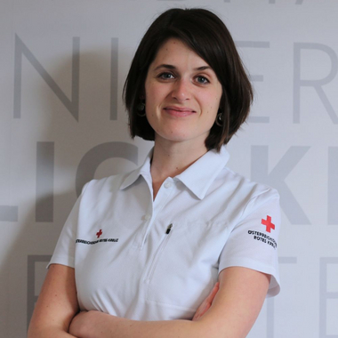Anna Holzmeister - © Rotes Kreuz Tirol Eva Rettenbacher Anna Holzmeister im Portrait, verschränkten Armen und im Rotkreuz Polo