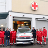 Gruppenfoto mit Sanitätern, Notarztwagen und Politikern vor Bezirksstelle Klosterneuburg