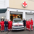 Gruppenfoto mit Sanitätern, Notarztwagen und Politikern vor Bezirksstelle Klosterneuburg