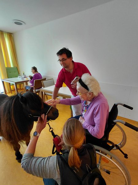 Bewohner mit Bianca Santner und Pony