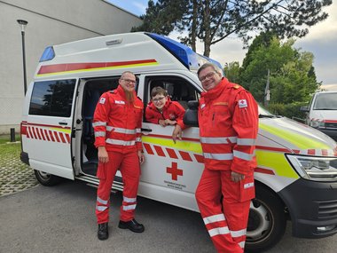 Drei Generationen im Zeichen der Menschlichkeit: Heinz, Bernhard und Frederick Petrovitsch engagieren sich gemeinsam beim Roten Kreuz Eferding.