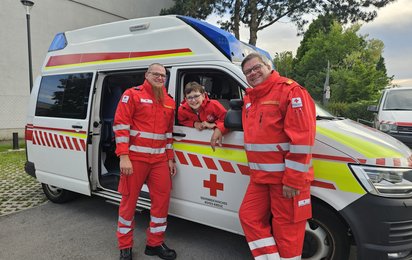 Drei Generationen im Zeichen der Menschlichkeit: Heinz, Bernhard und Frederick Petrovitsch engagieren sich gemeinsam beim Roten Kreuz Eferding.